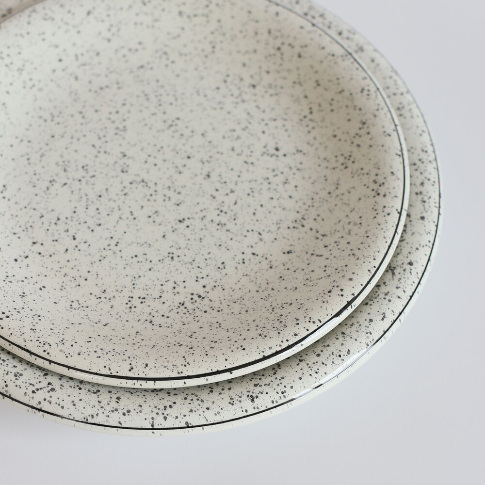 Assiette mouchetée