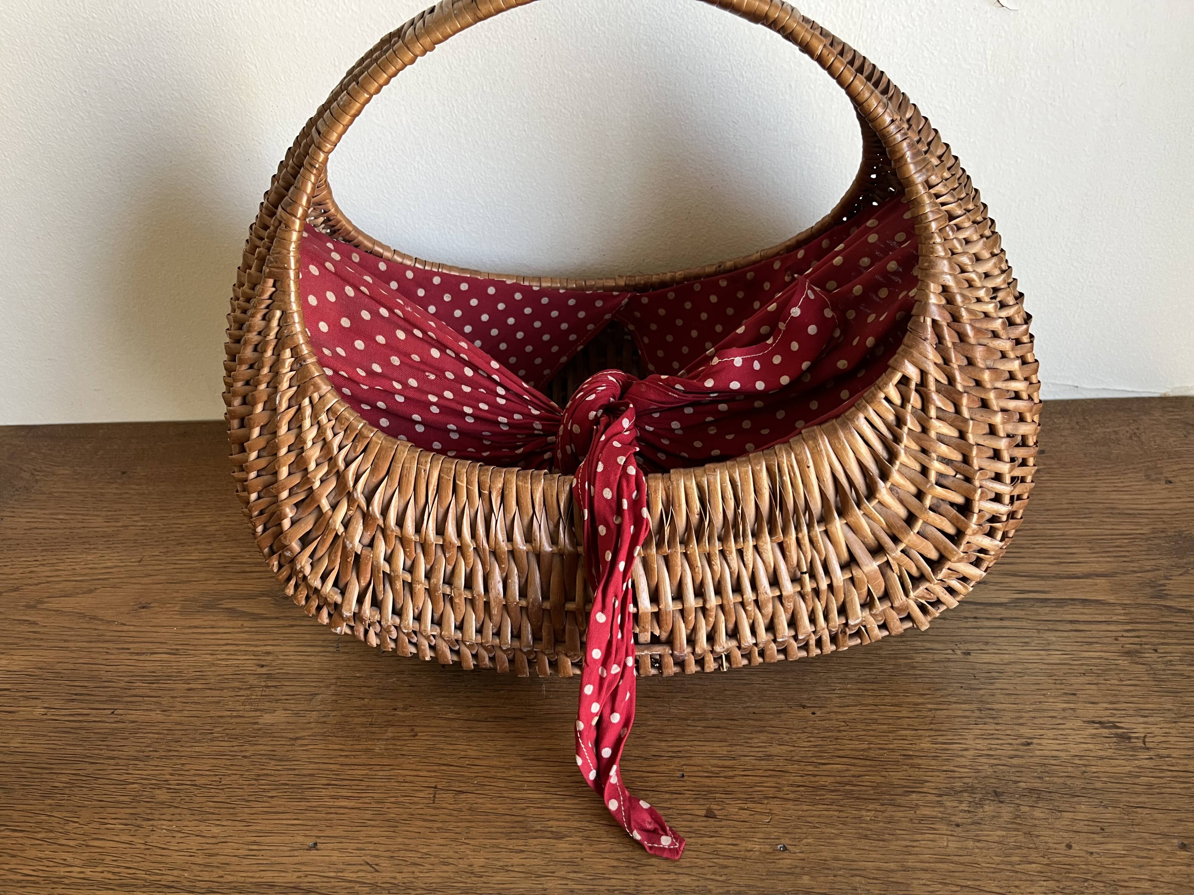 Panier gondole en osier 1960 doublé de coton a pois rouges