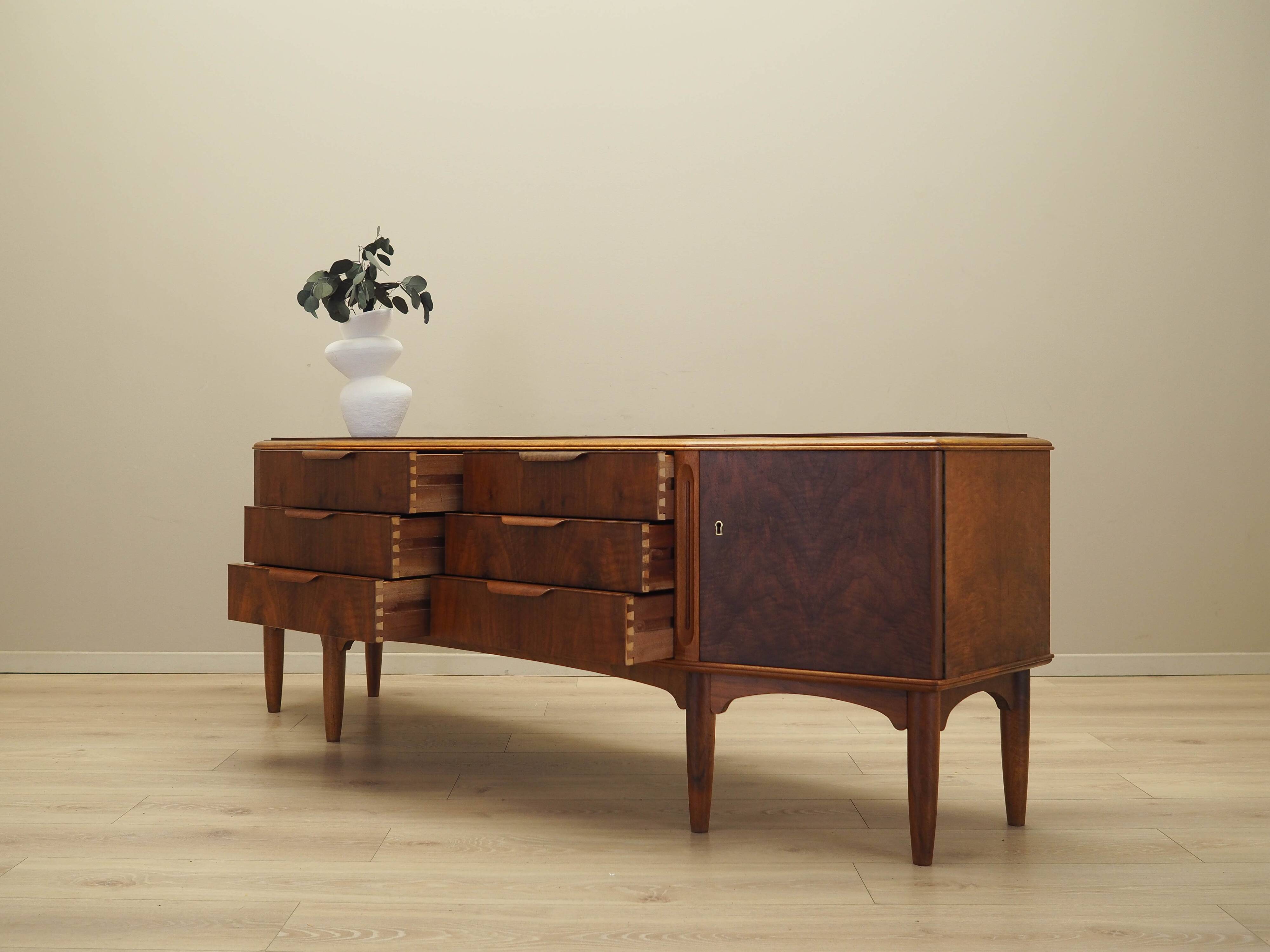 Buffet en noyer, design danois, années 1960, fabriqué au Danemark