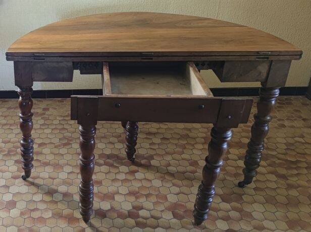 Beautiful antique half-moon table in walnut with its 4 extensions.