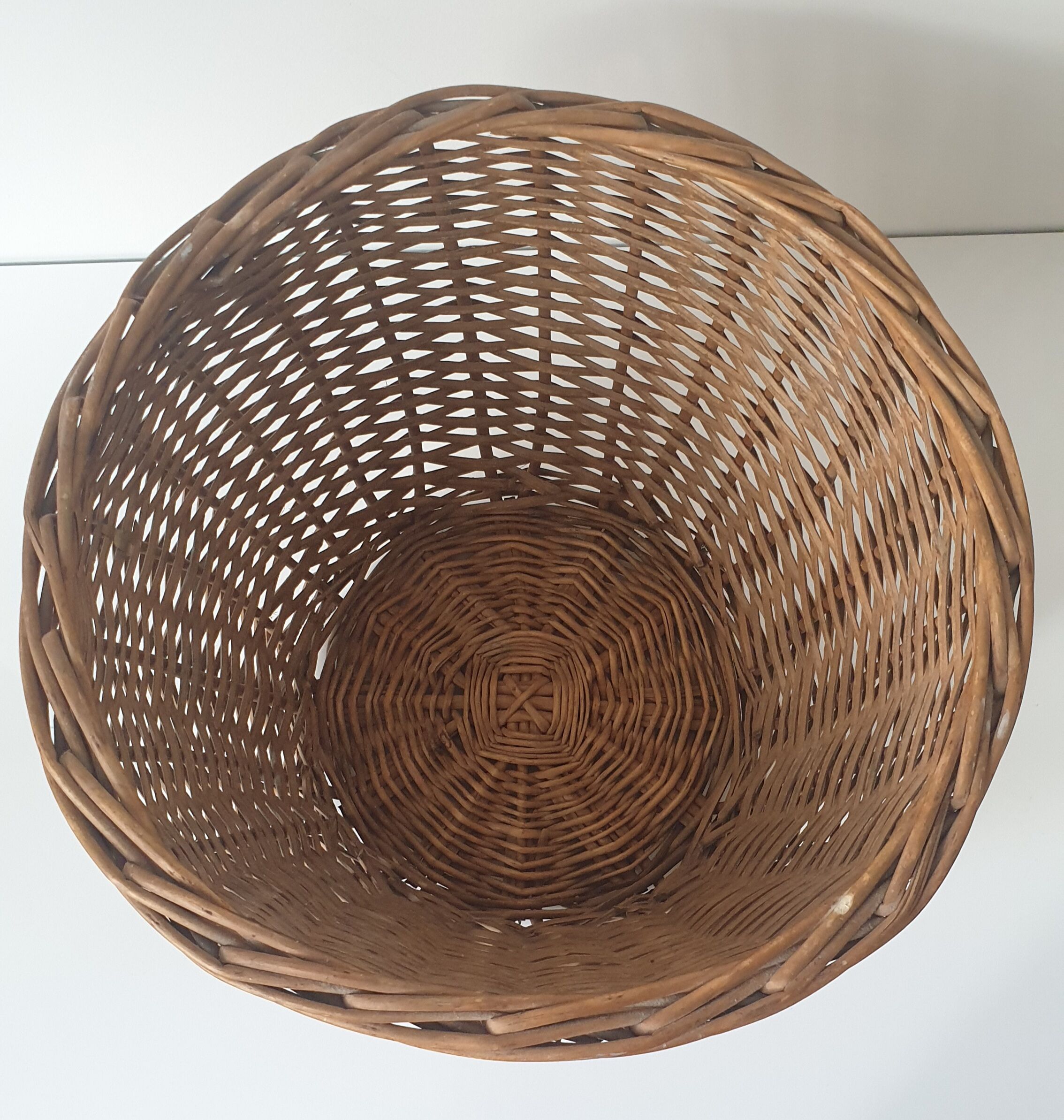 Panier en rotin ancien