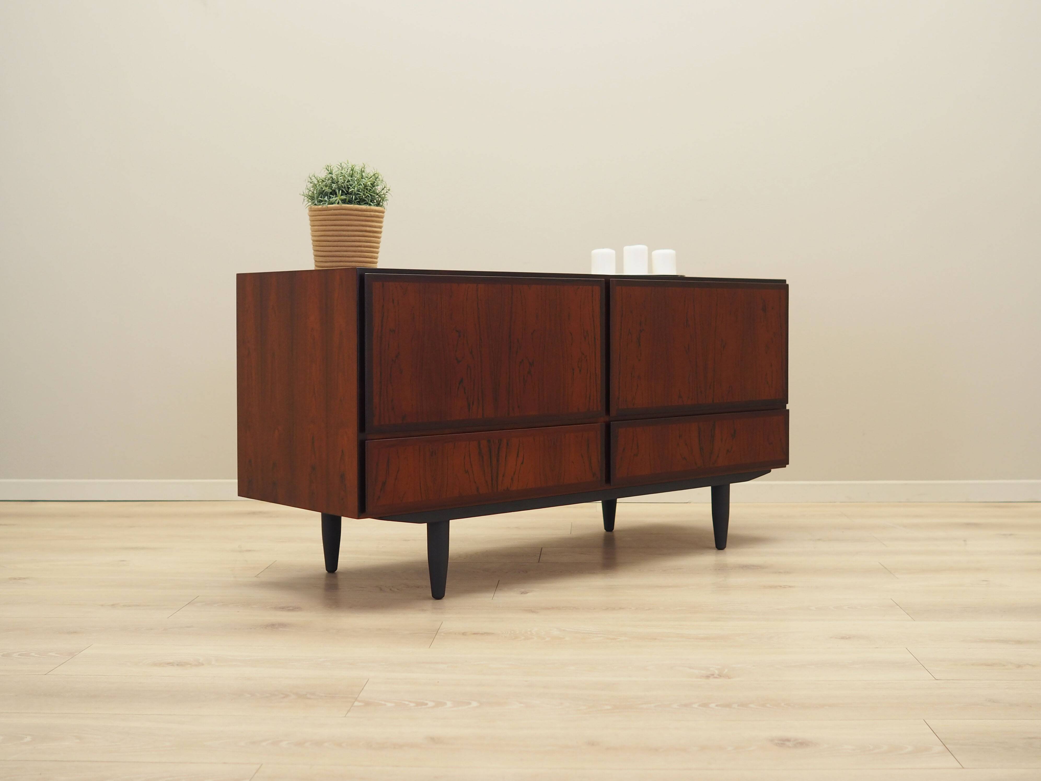 Commode en palissandre, design danois, années 1970, fabricant : Omann Jun