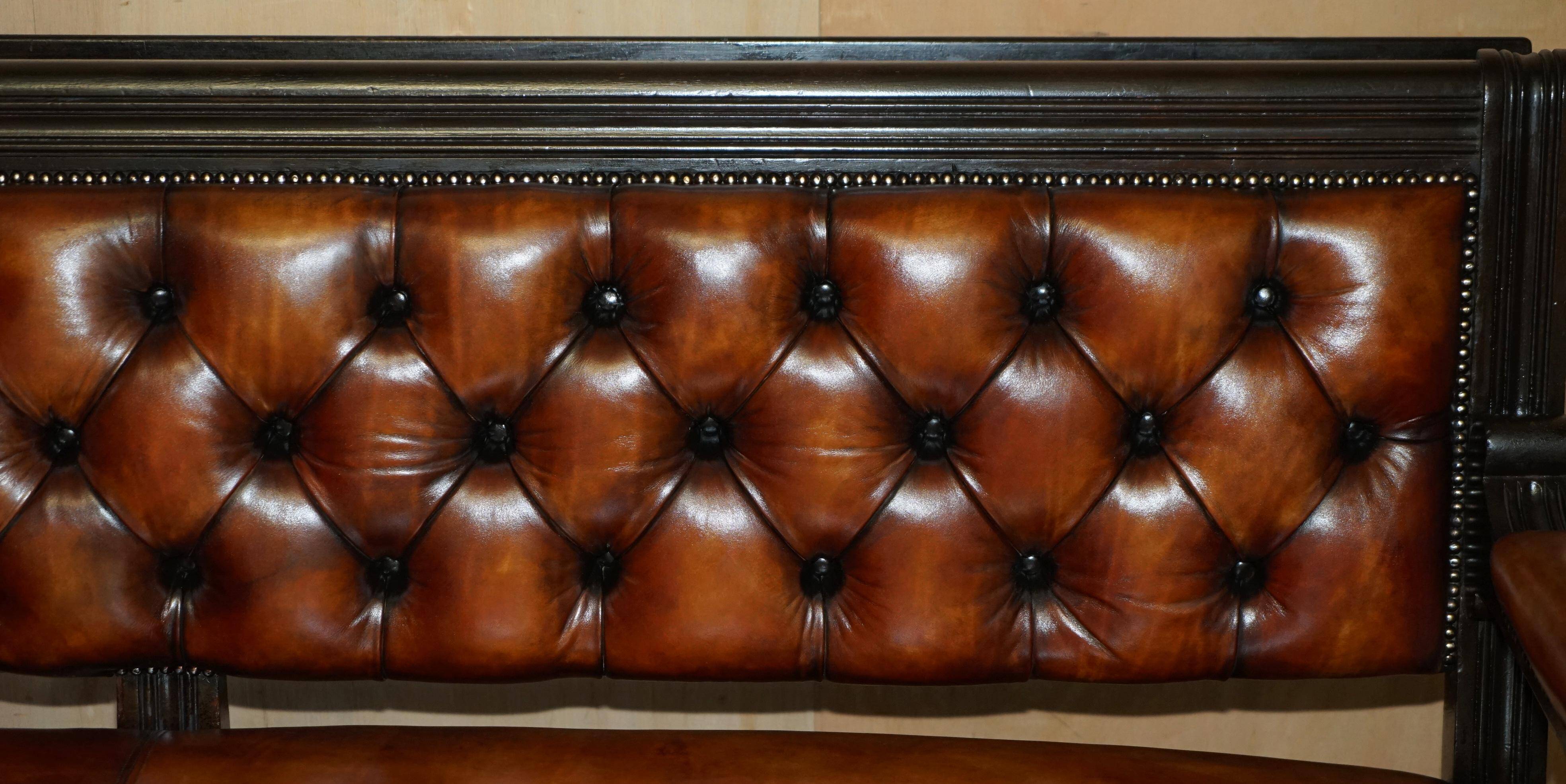 Banc de pub victorien Chesterfield en cuir restauré
