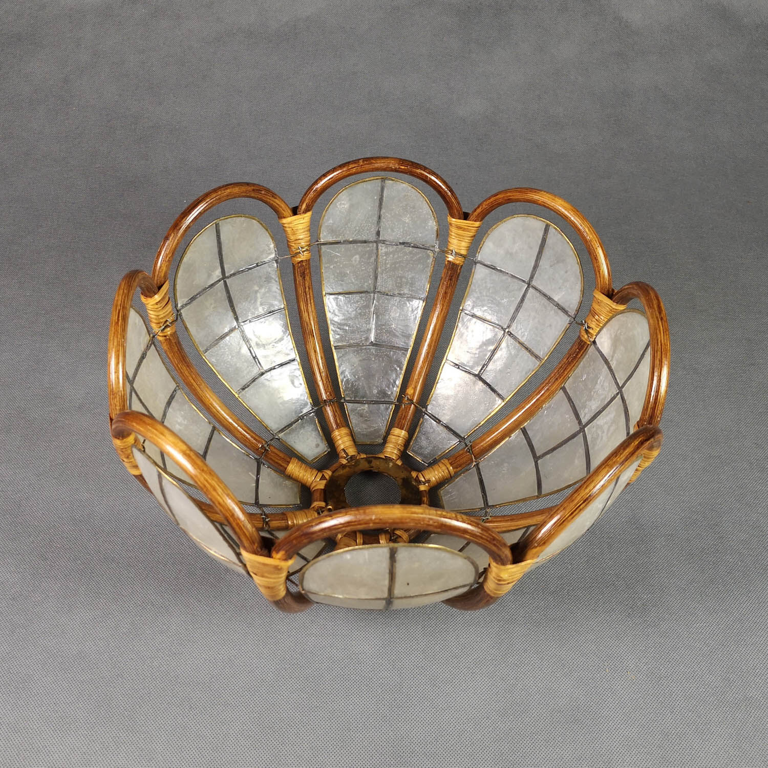 Flower hanging lamp in mother-of-pearl capiz and wicker