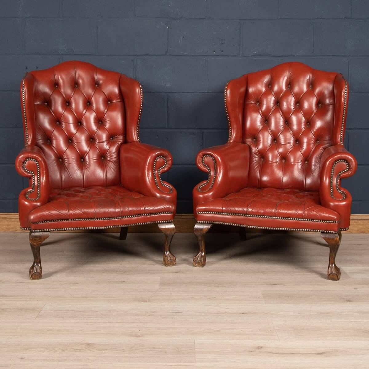 Stylish 20thc pair of english leather wing back armchairs c.1970