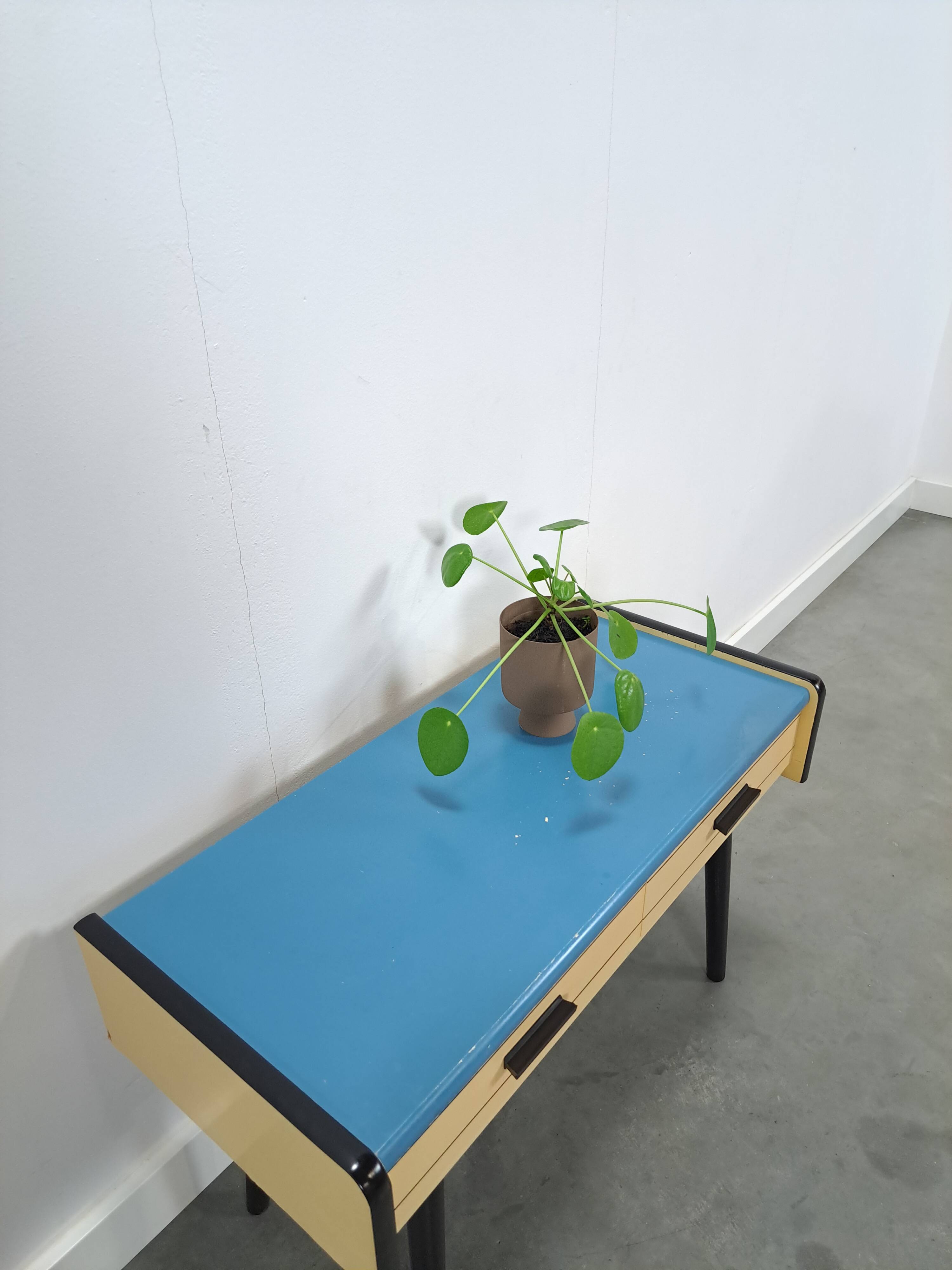 Jaren 50 ladekastje met blauw blad en zwarte poten