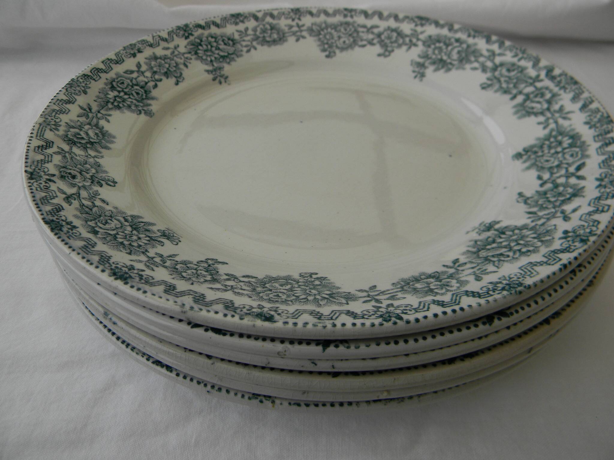 6 dessert plates in earthenware from SAINT AMAND. Argenton model.