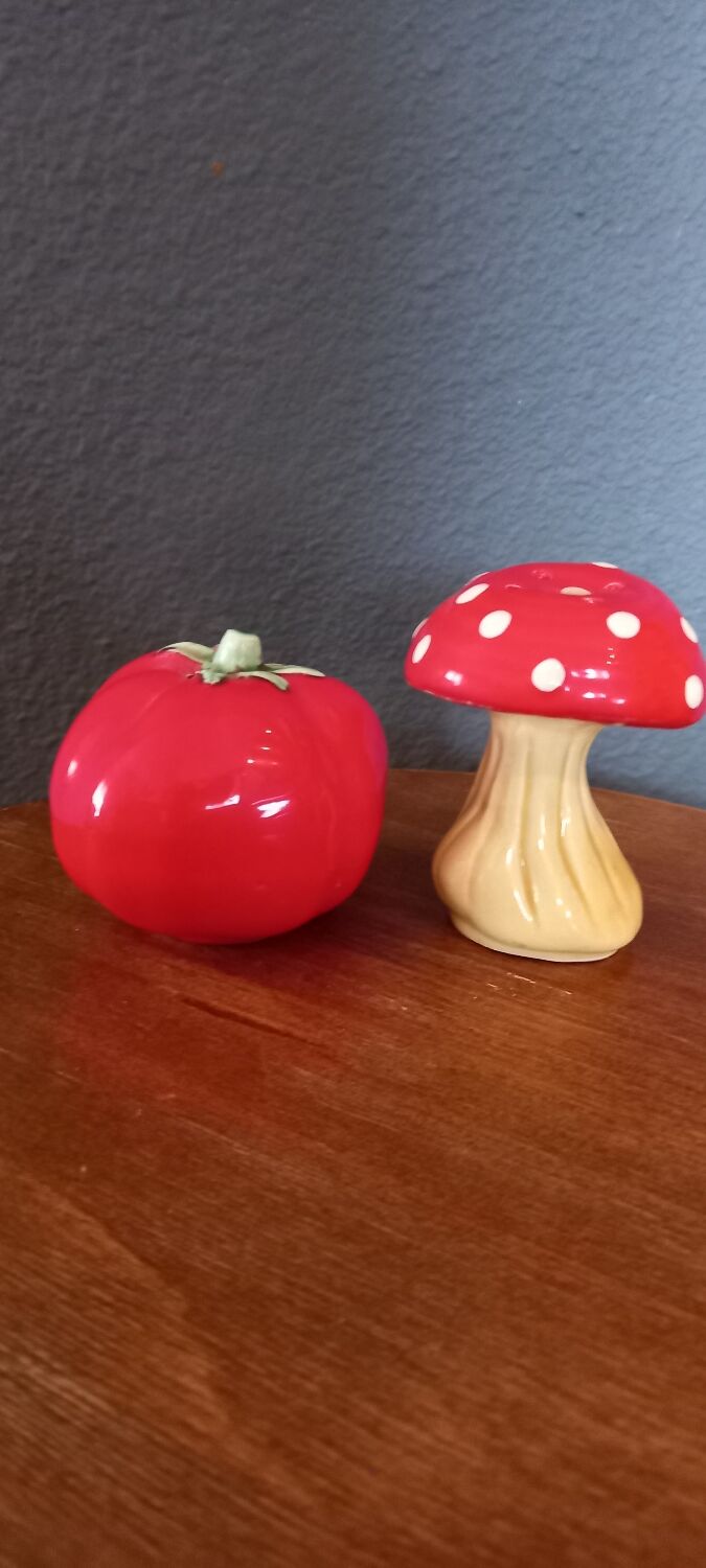 Salt and pepper shaker