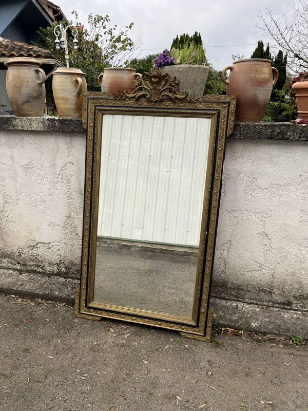 Grand miroir ancien doré à décor de volutes et coquille 144 cm