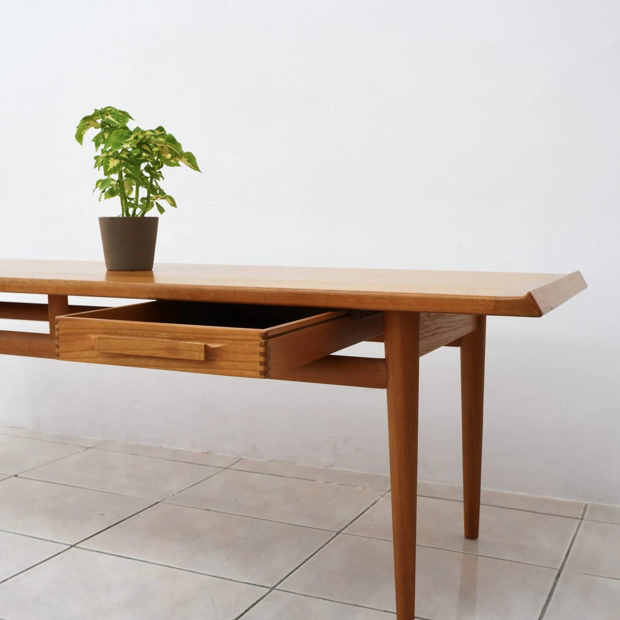 Grande table basse en teck par Torbjorn Afdal pour Haug Snekkeri