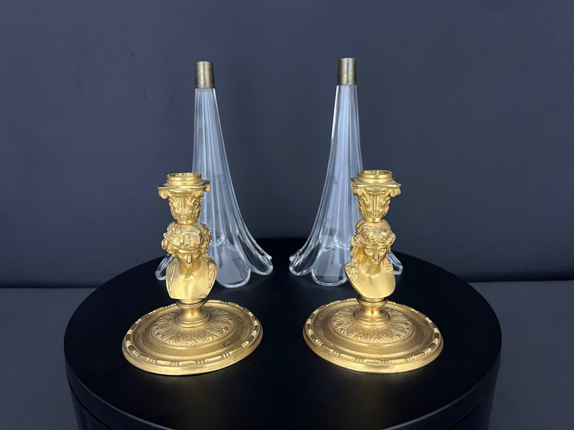 Paire de vases cornets en cristal taillé et bronze doré, de style Empi