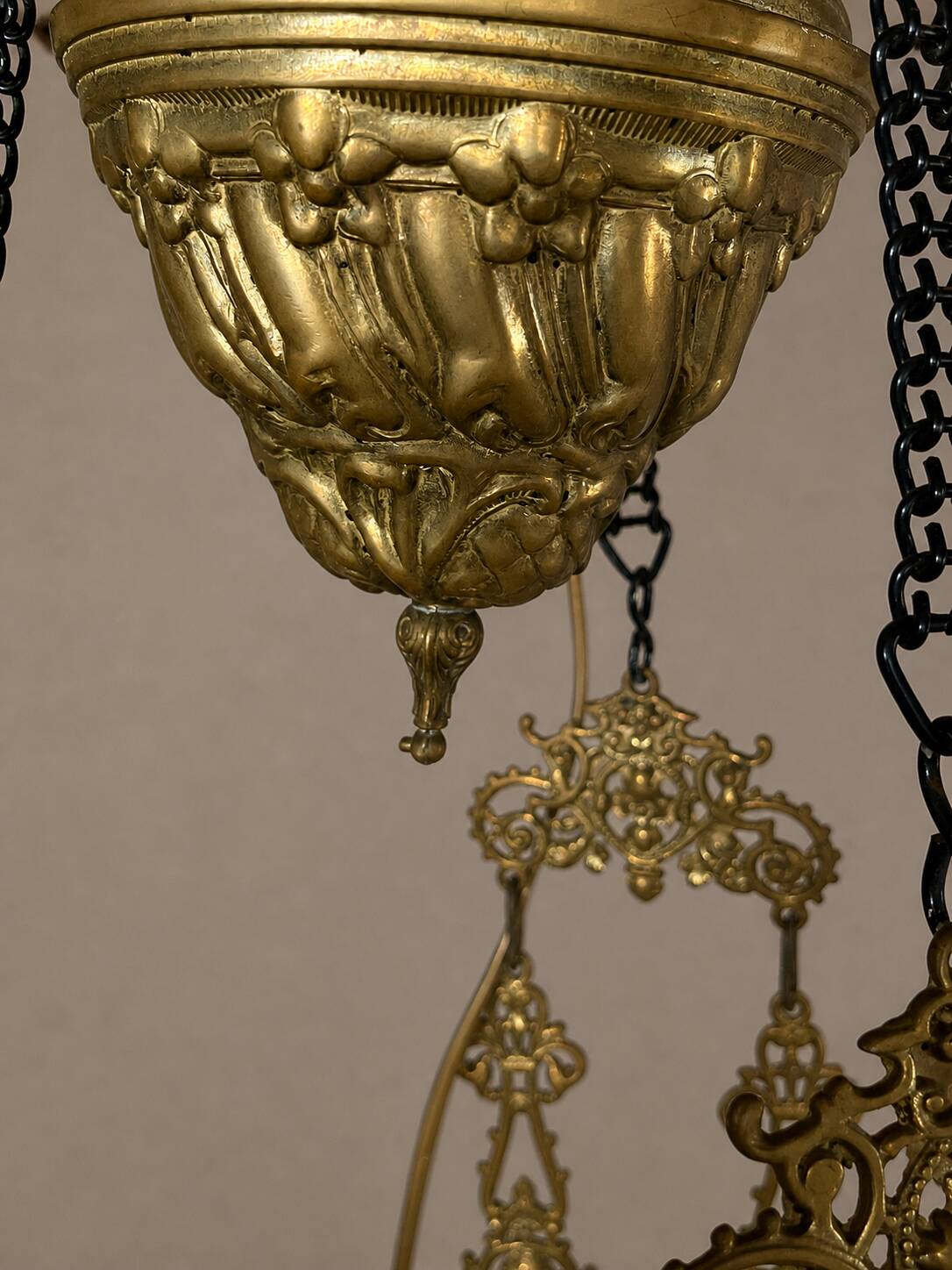 Antique lustre from the late 19th century, brass and opaline with floral decoration, 9 oil lights.