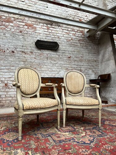 Paire de fauteuils à dossier médaillon en bois laqué de style Louis XVI XIX eme siècle