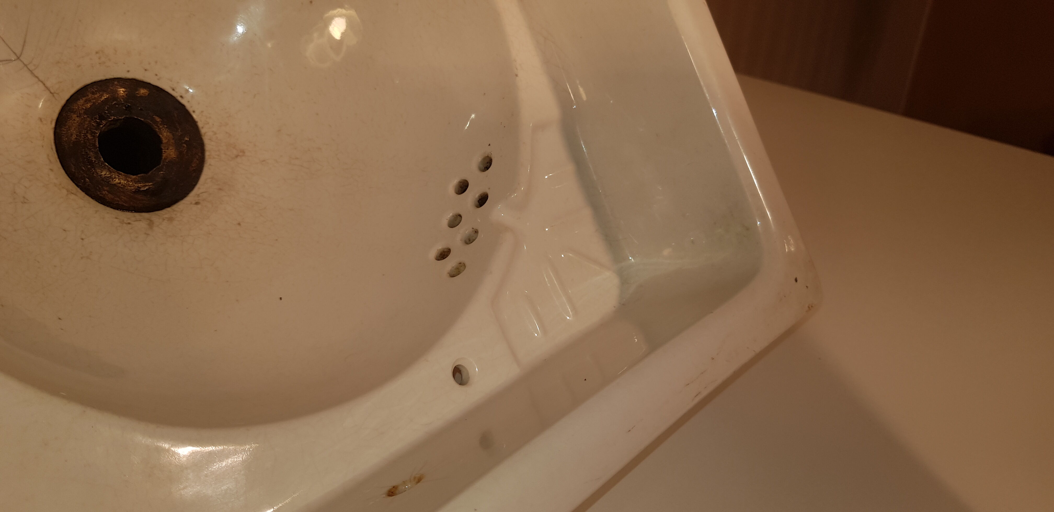 Old-angle hand wash in enamelled iron