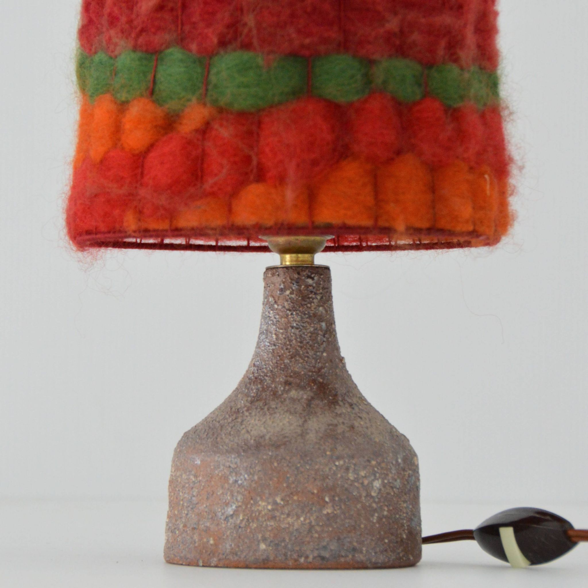 Lampe de table en terre cuite et laine signée 1960-1970