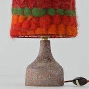 Lampe de table en terre cuite et laine signée 1960-1970