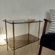 Table moderniste laiton et verre fumé-esprit galerie années 70