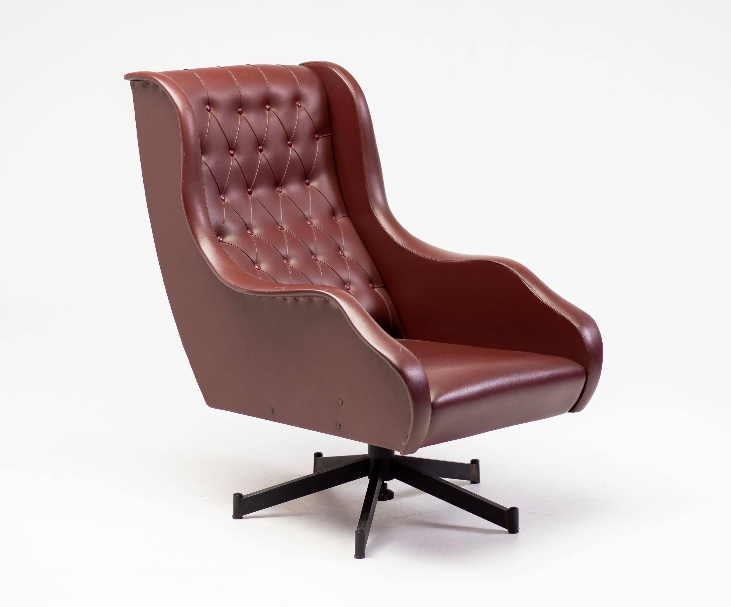 Italian reclining chaise longue from the 1950s in oxblood Naugahyde.