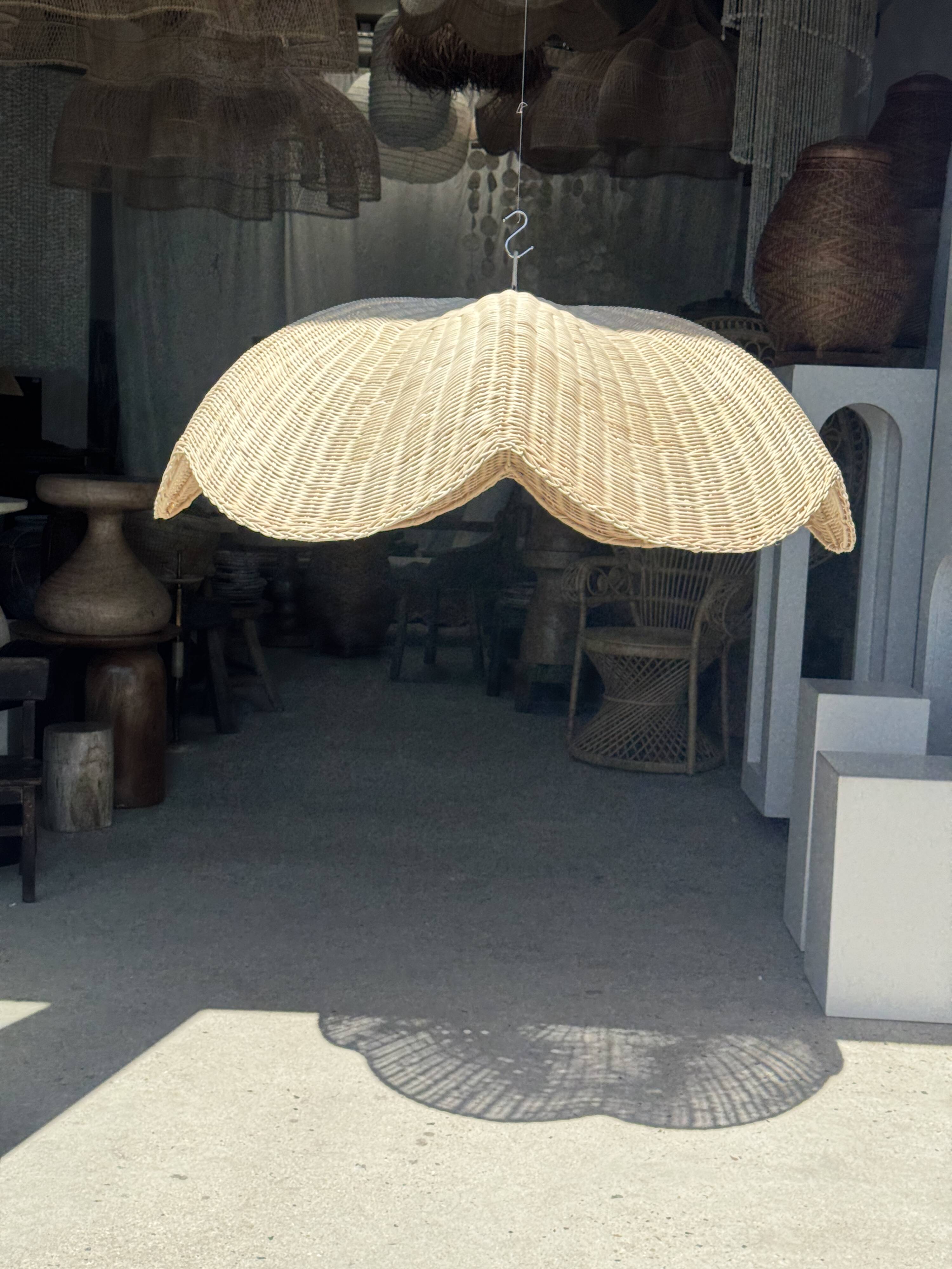 Large suspension or lampshade in flat woven tulip flower rattan H35 D