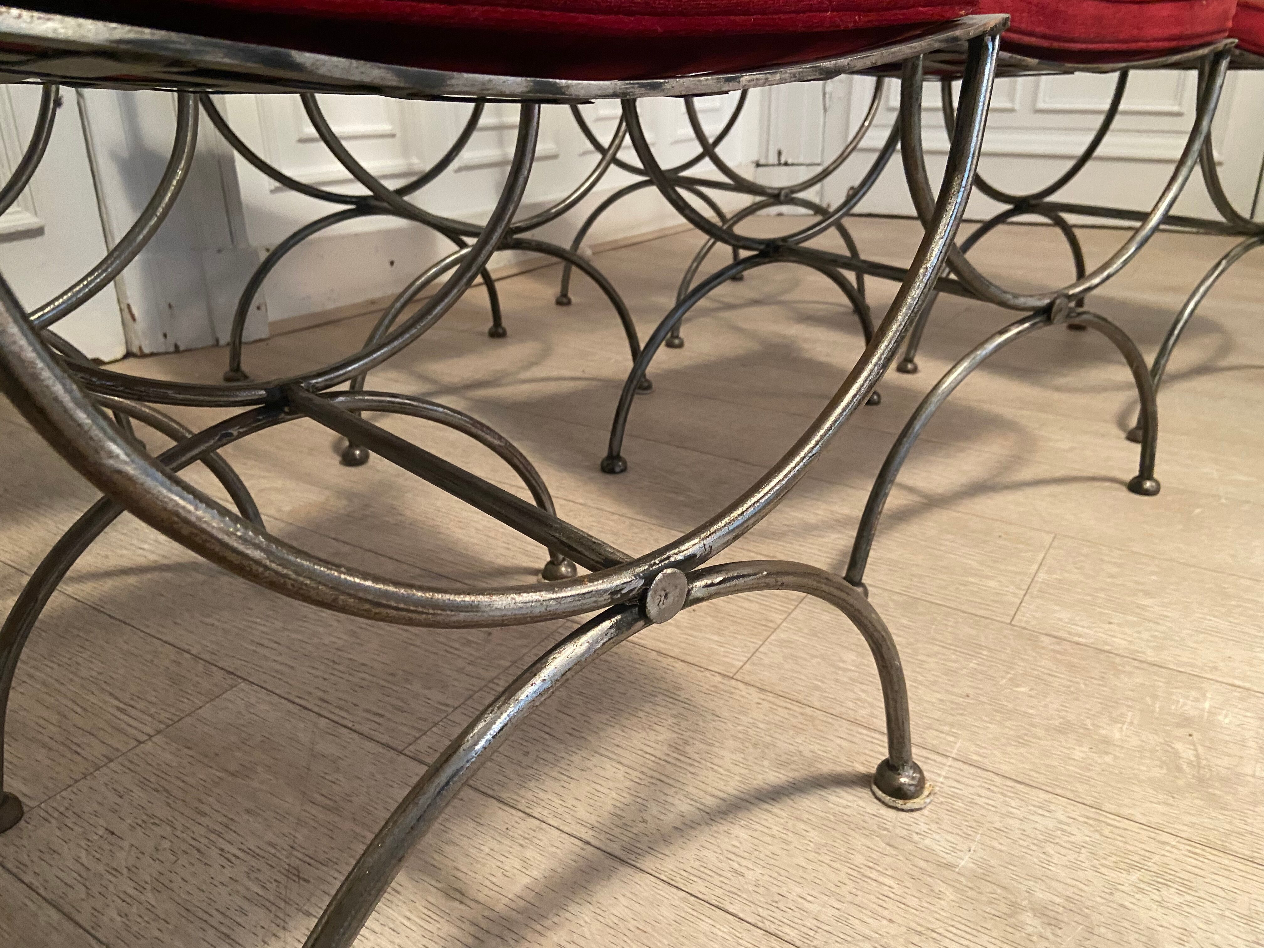 6 chaises curule en fer forgé avec assise en velours rouge