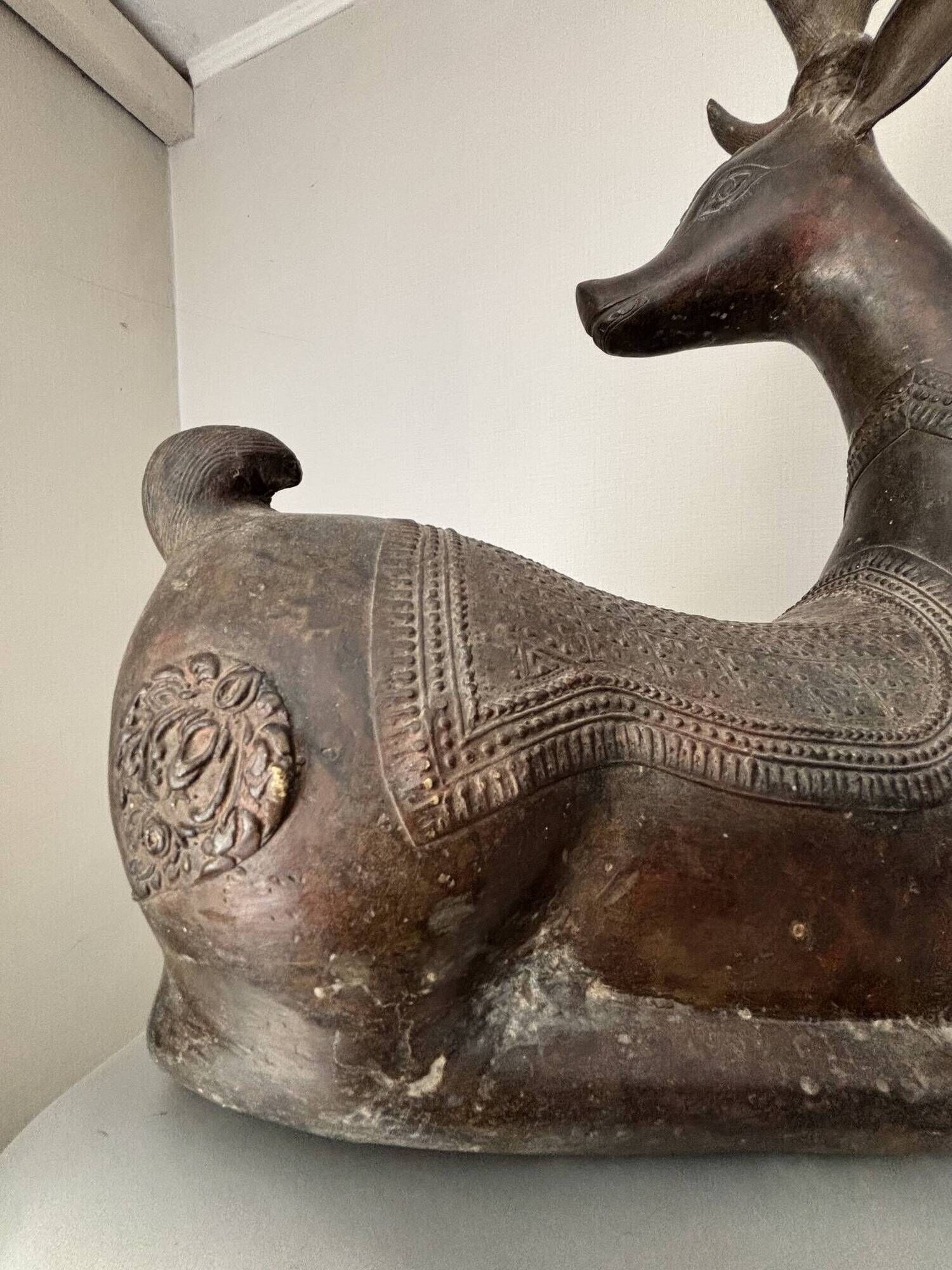 Solid bronze deer 20kg (1979), with period sales certificate.