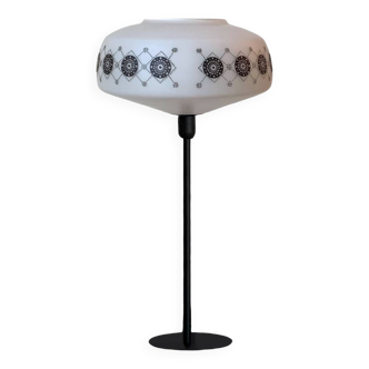 Lampe à poser avec un globe vintage en verre blanc et un pied noir