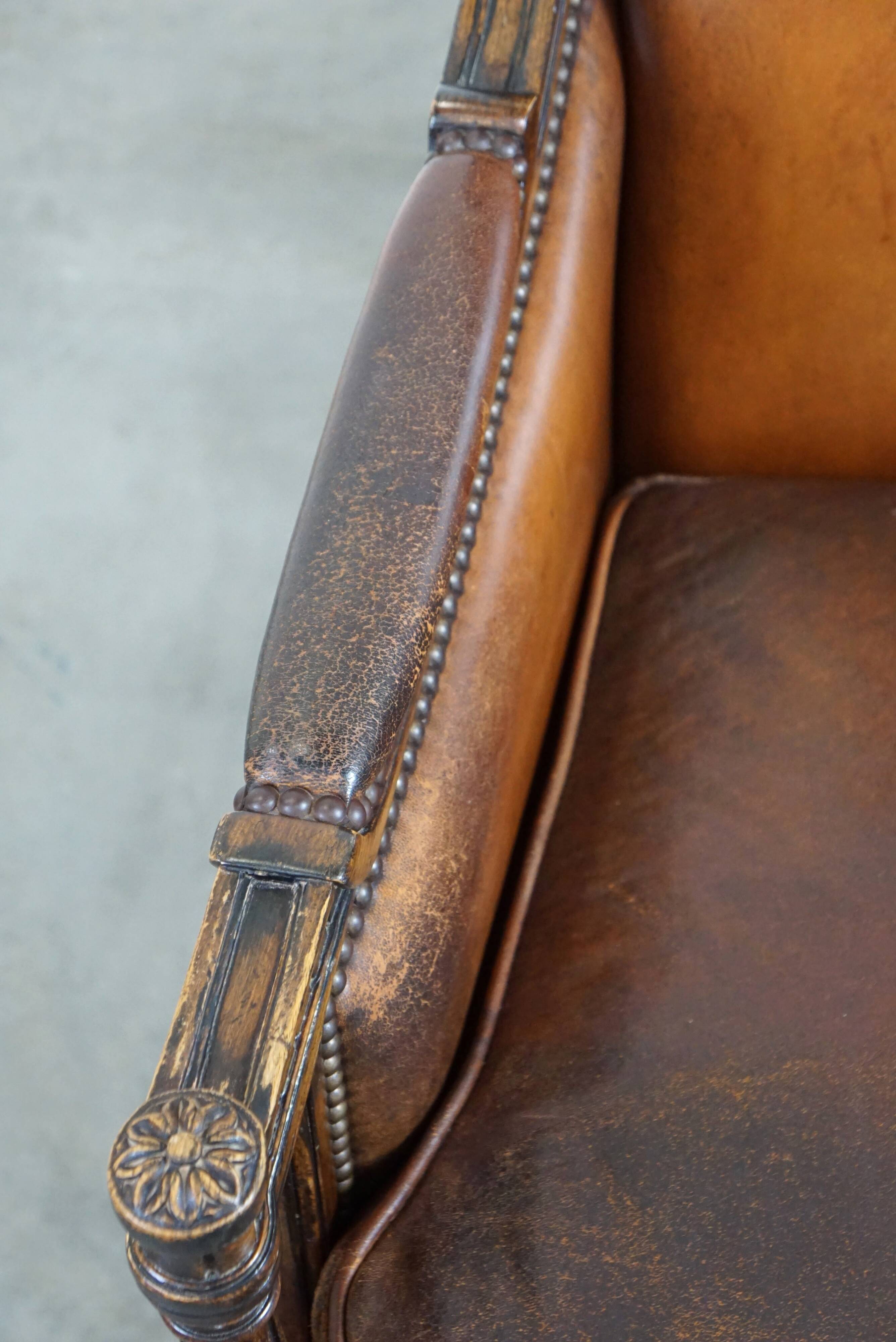 Fauteuil classique en peau de mouton avec sculptures en bois