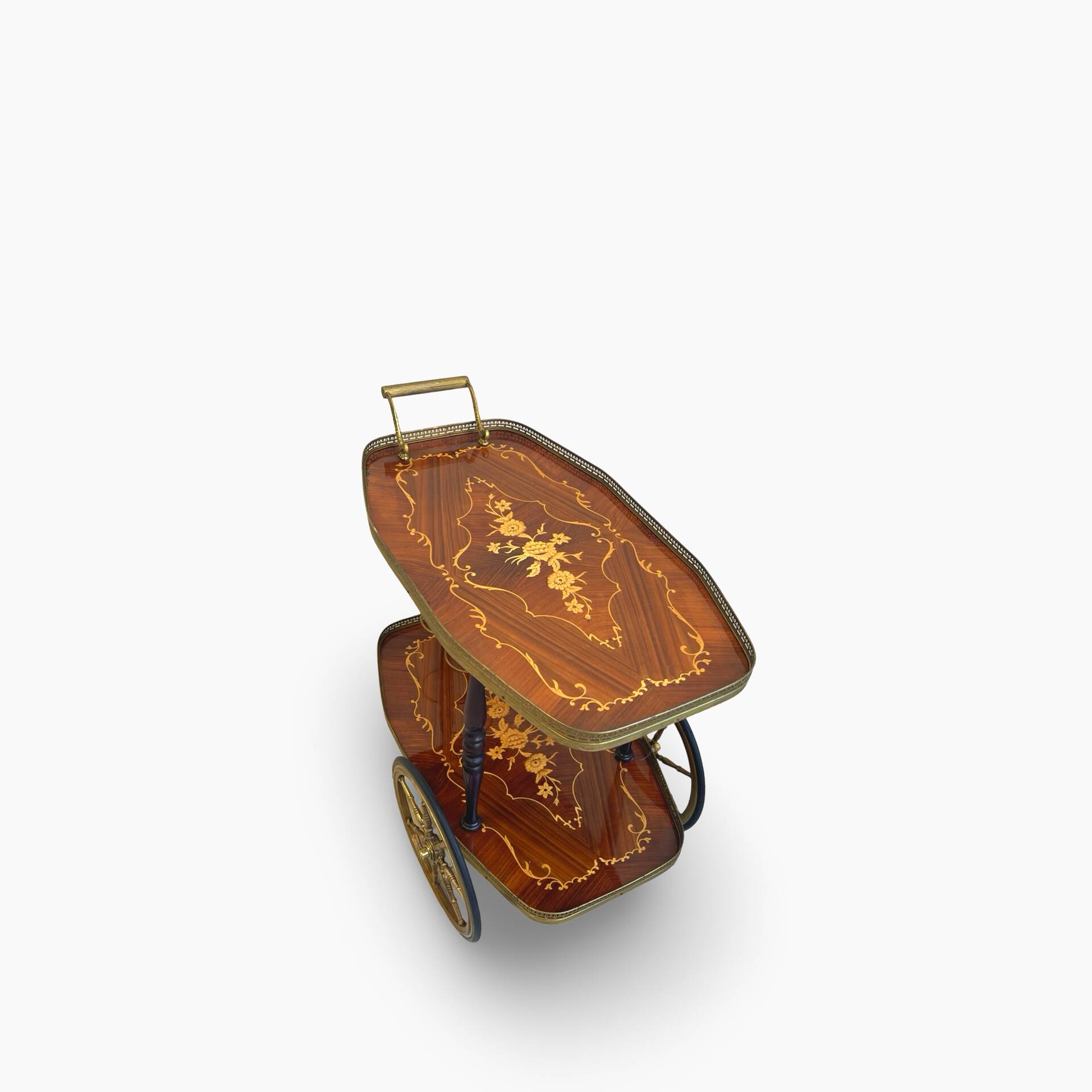 Chariot de bar en marqueterie de style Hollywood Regency italien présente des motifs floraux complexes.