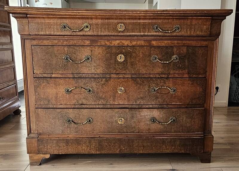 Importante commode Louis-Philippe en noyer patiné, XIXᵉ siècle