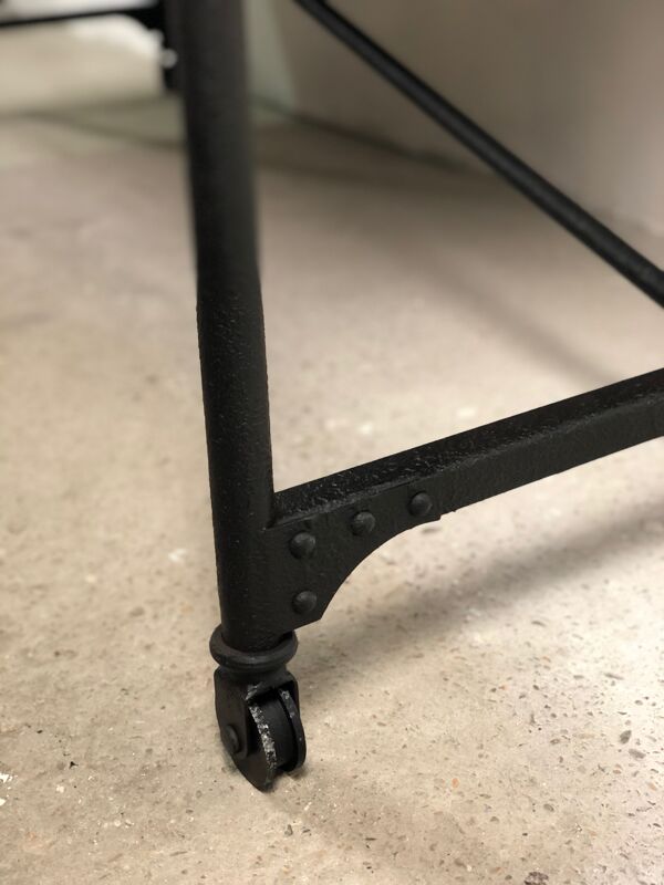 Table d'atelier en fer et plateau bois ancien