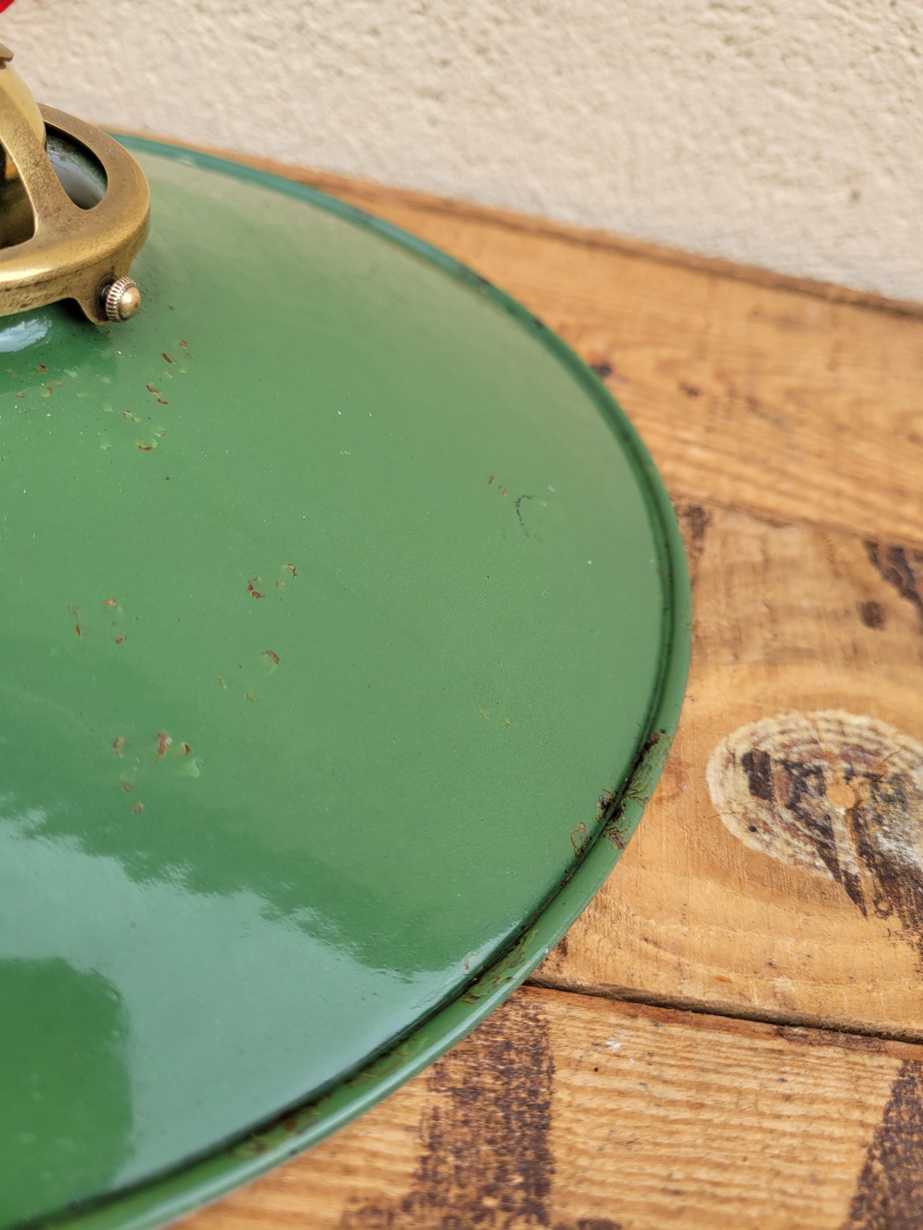 Enamelled sheet metal suspension