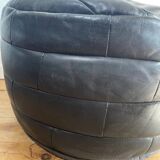 Pouf / Repose pied noir patchwork de cuir De Sede