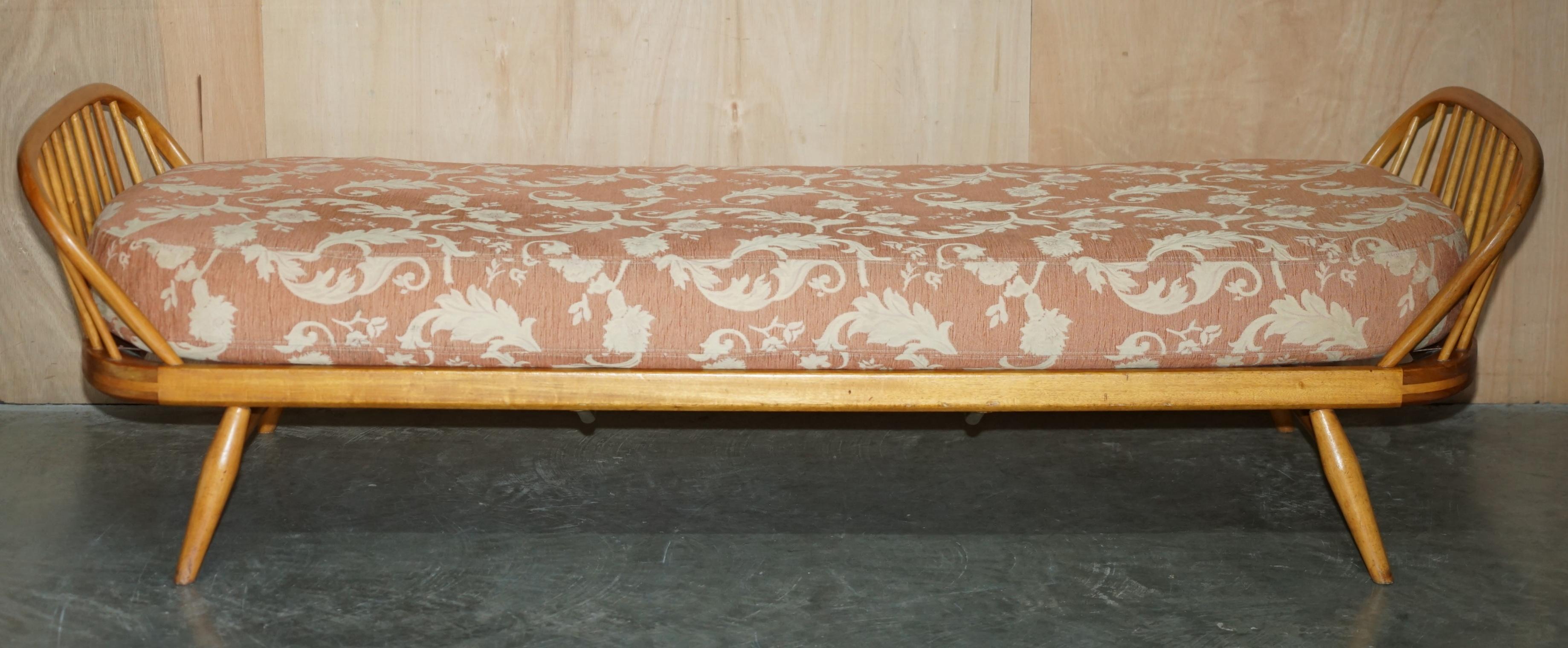 Vintage Ercol Windsor Studio 355 canapé / daybed, light wood, Mid-Century Modern design.
