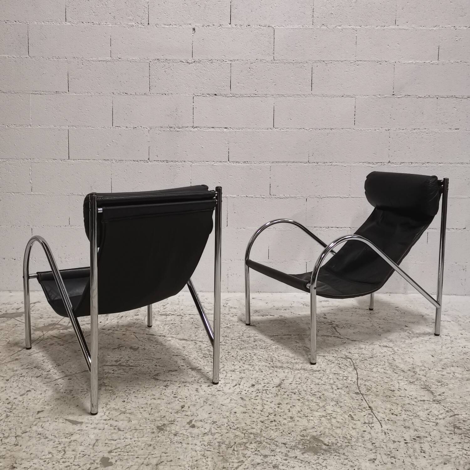Pair of "Omega" armchairs, chrome-plated metal and leather, Habitat vintage 1980