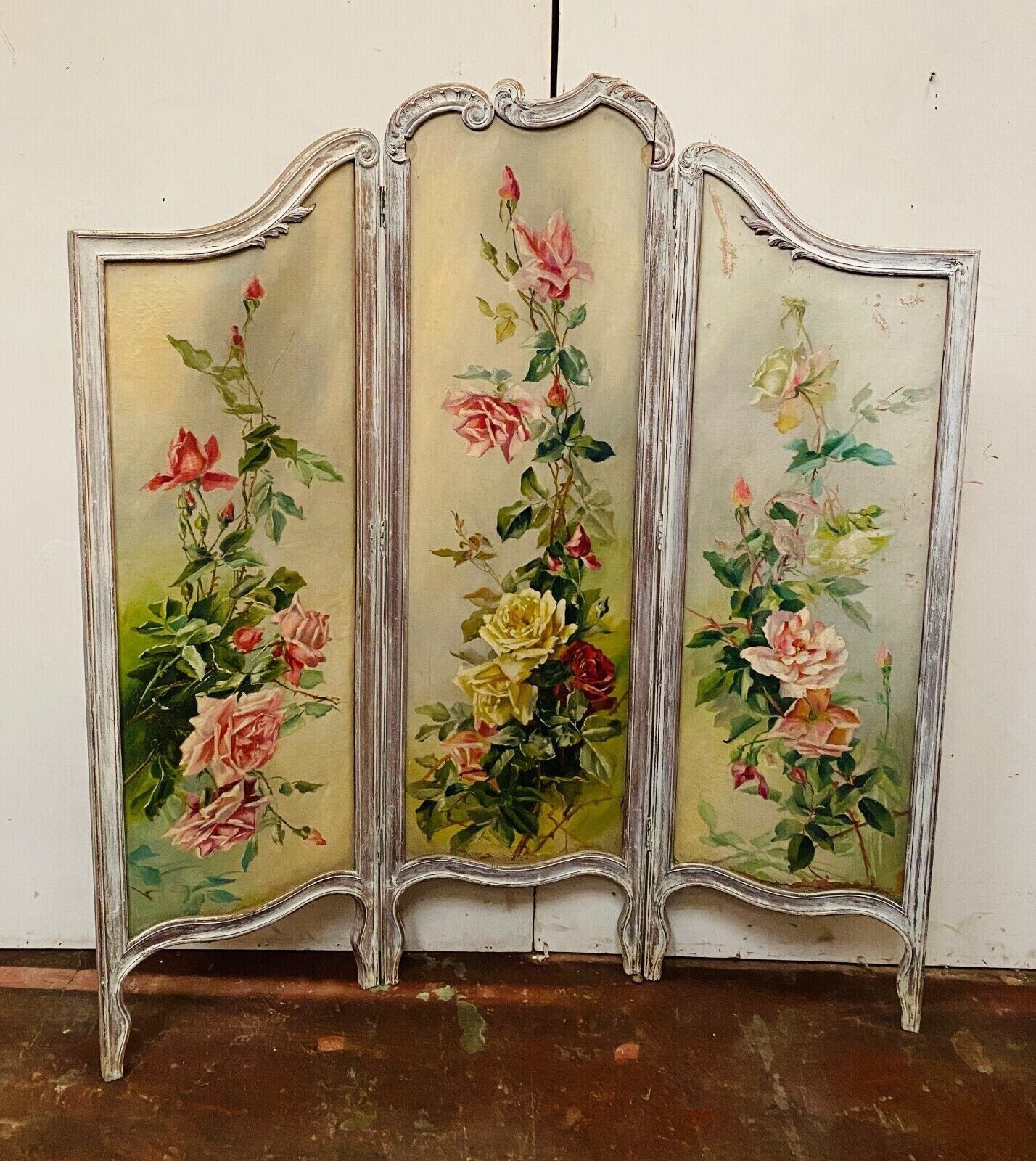 Screen has three Louis XV style panels in patinated wood XX century