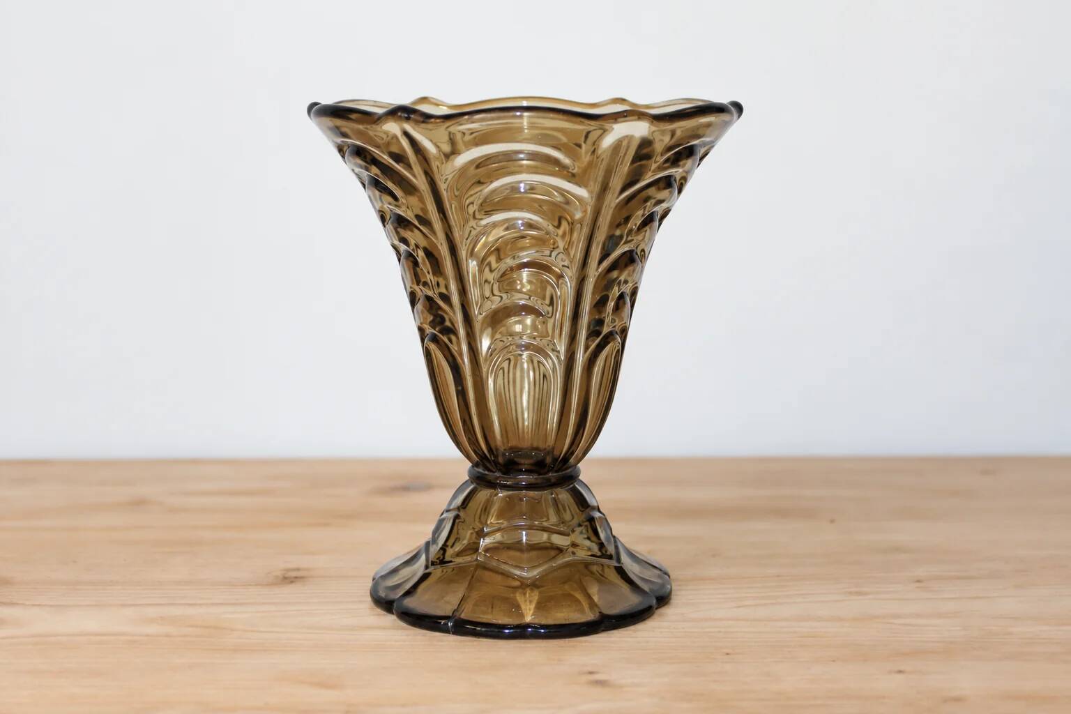 Vase en verre moulé teinté brun fumé