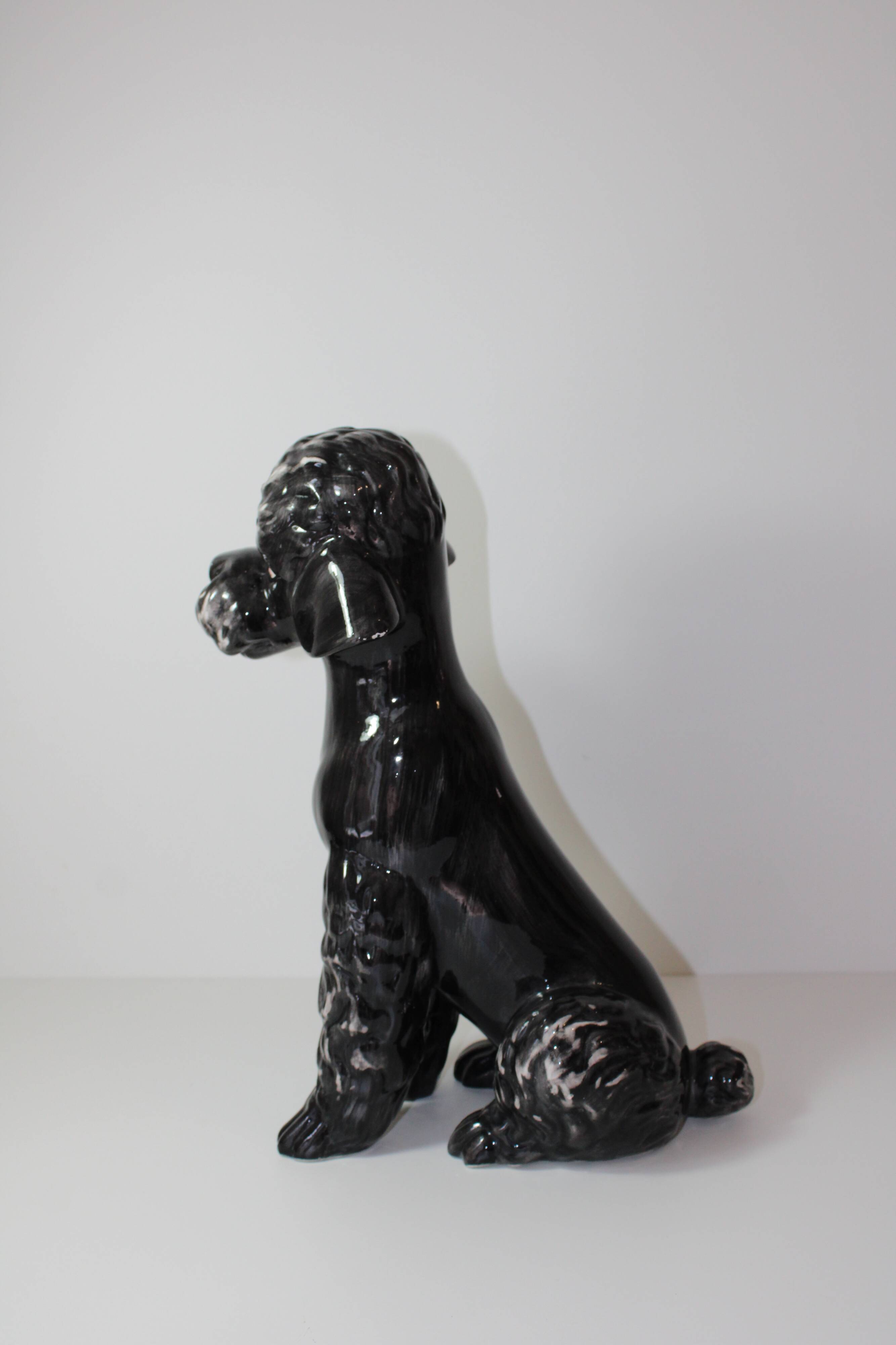 Grande sculpture de caniche noir kitsch vintage