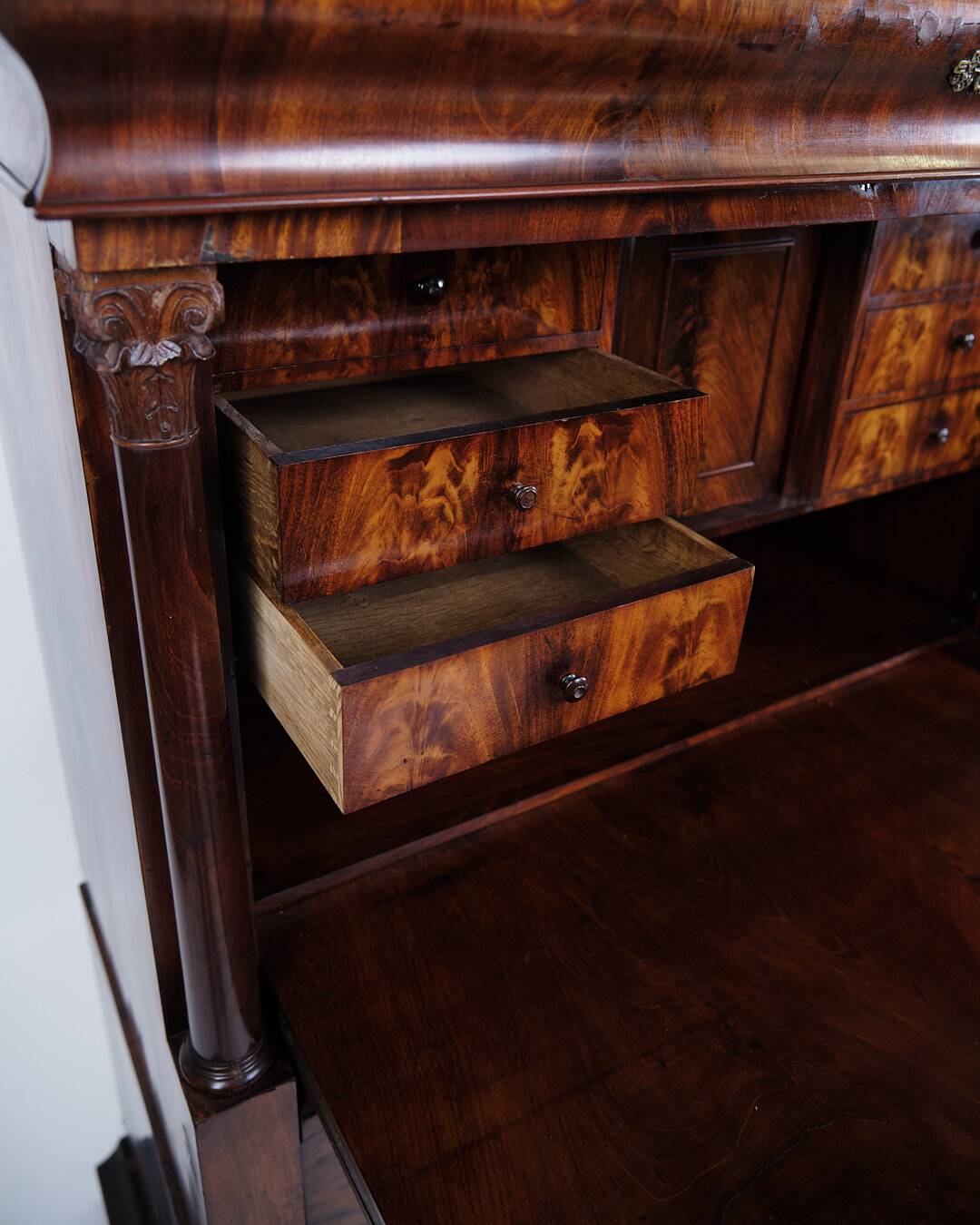 Secretary - Hand polished mahogany - Flame structure - 4 drawers - Year 1840s