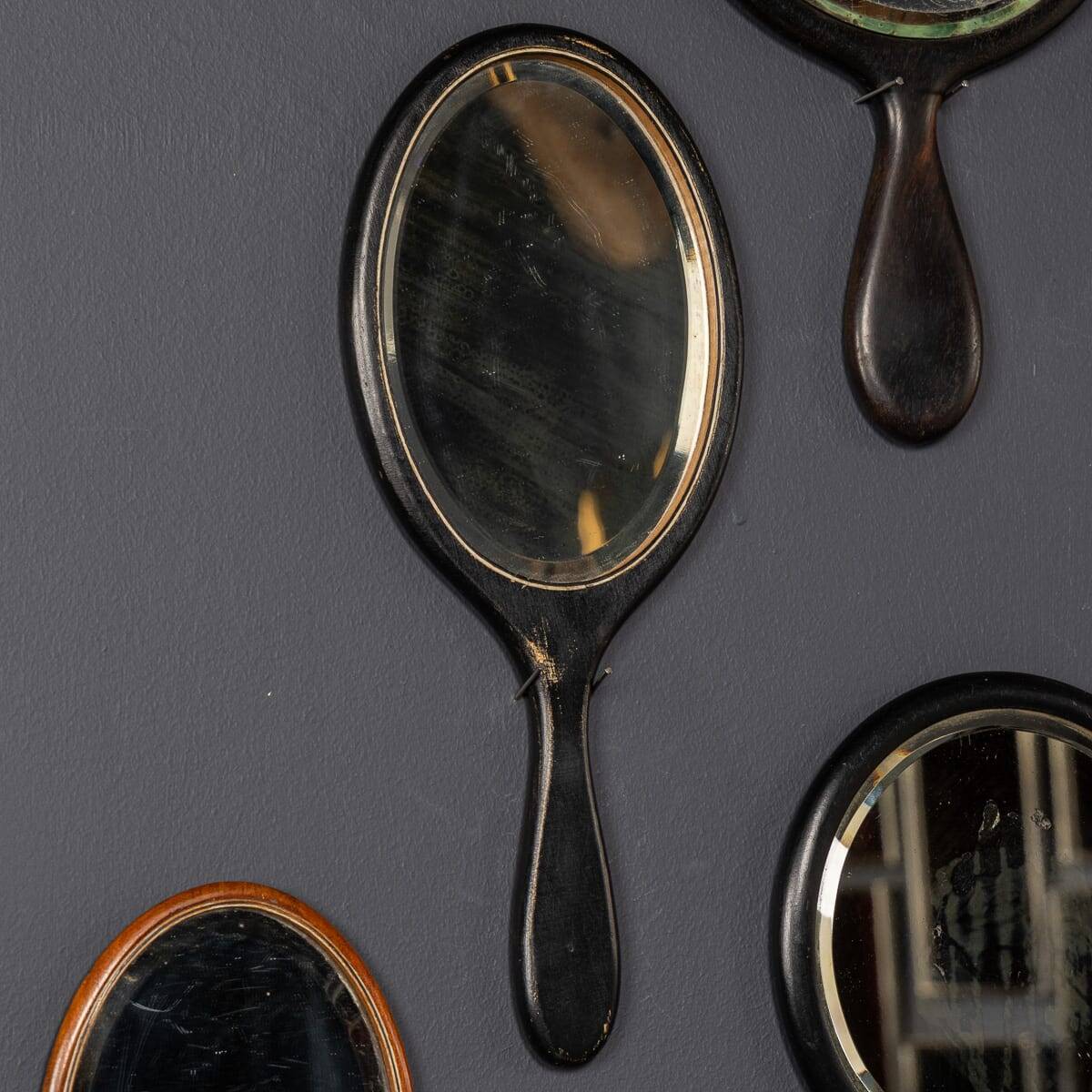 Collection antique du 19ème siècle de vingt-cinq miroirs à main en bois