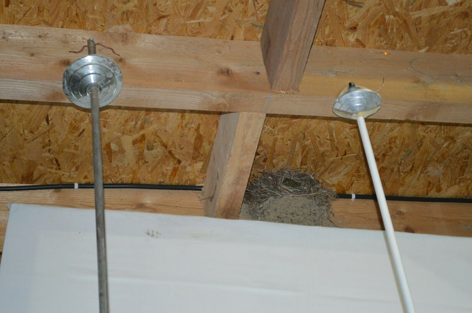 Suspension vintage avec une boule en opaline blanche