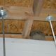 Suspension vintage avec une boule en opaline blanche
