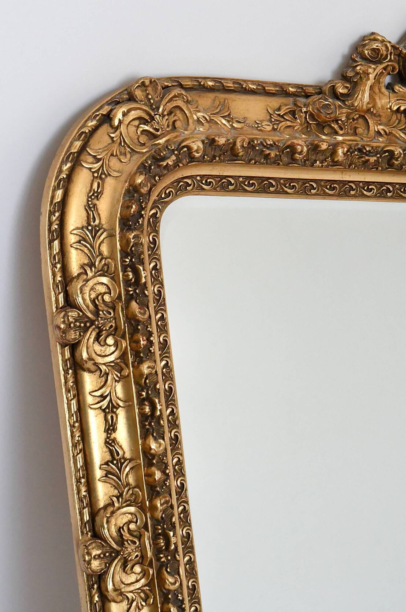 Wooden mirror and gilded stucco decorated with rockery style rinceaux and shells