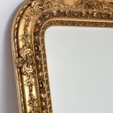 Miroir en bois et stuc doré à décor de rinceaux et coquilles de style Rocaille  74x54cm