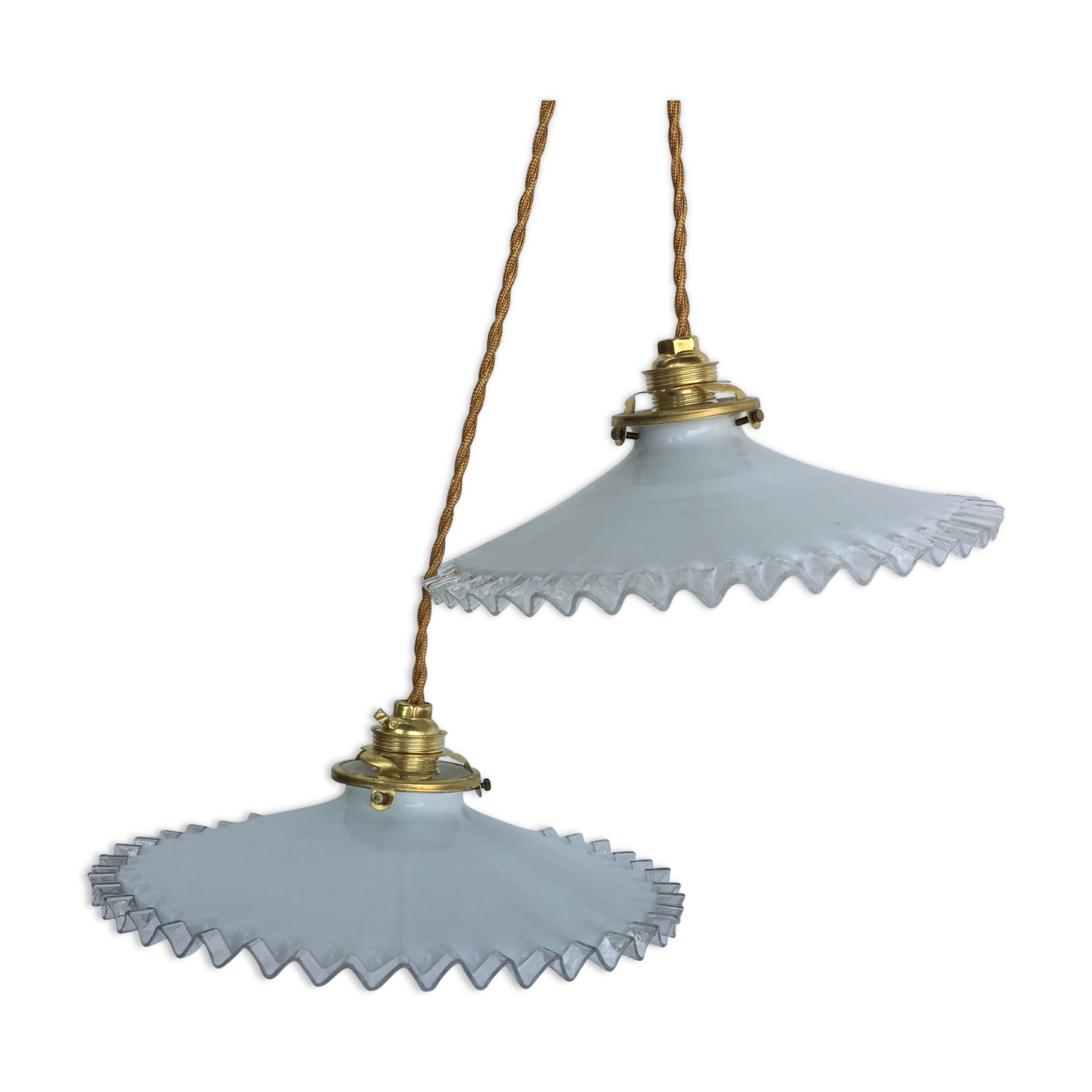 Pair of white opaline suspensions and serrate edges