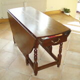 Gateleg table in cherry wood