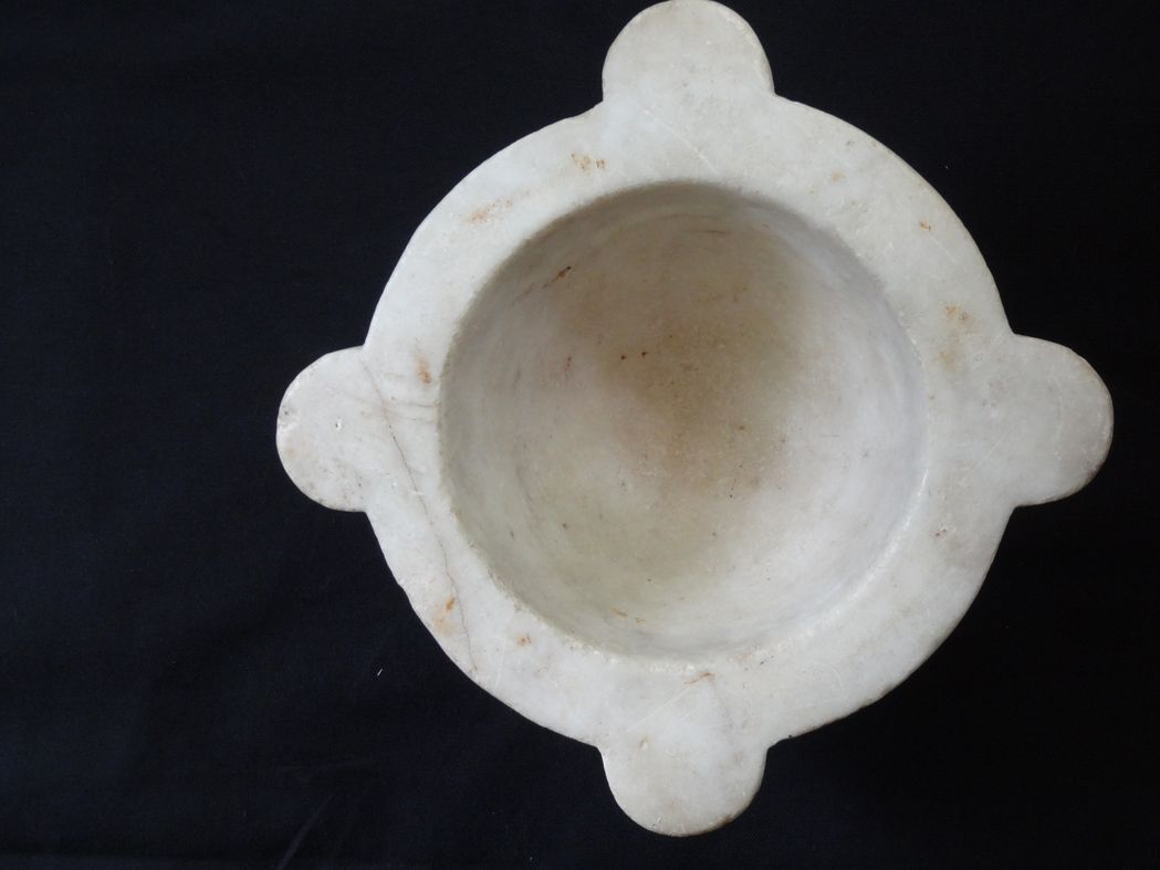 Carrara marble mortar of nineteenth century 26 x 13 cm