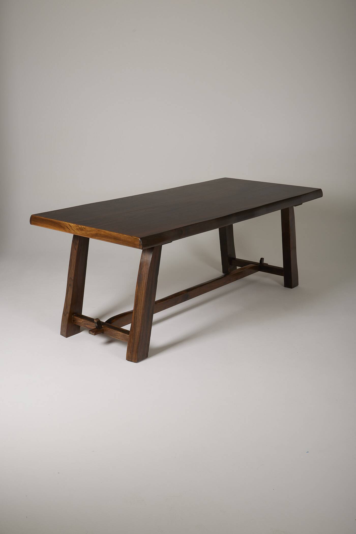 Table à manger brutaliste en bois massif