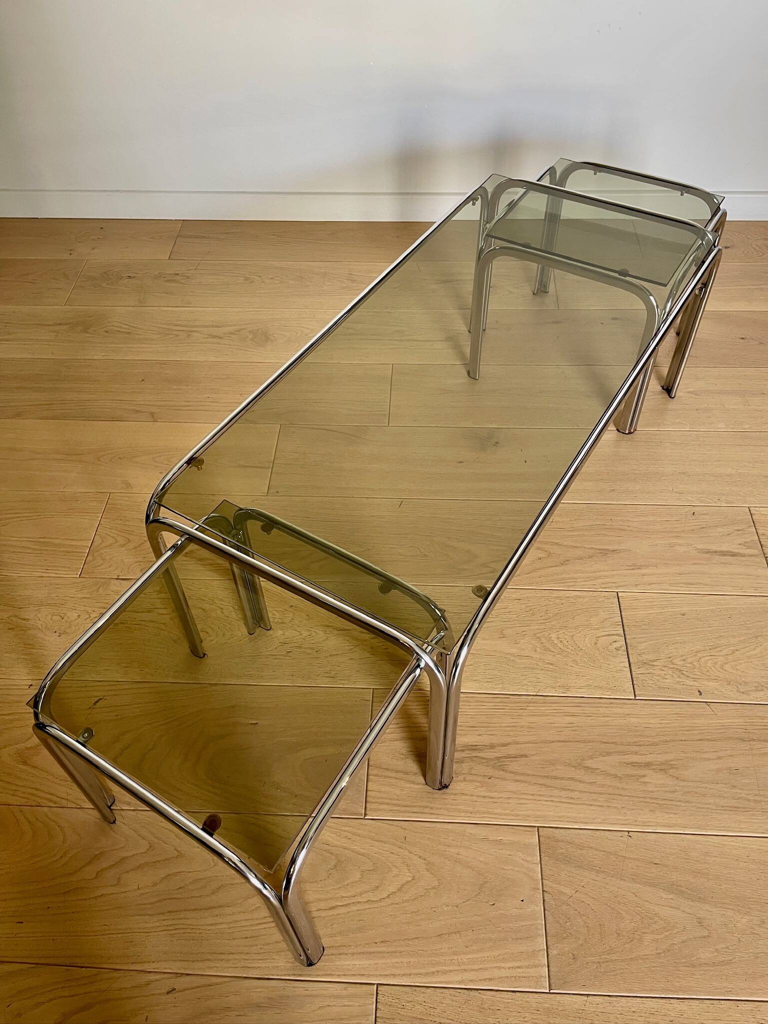 Table basse et tables d’appoint, chrome et verre fumé