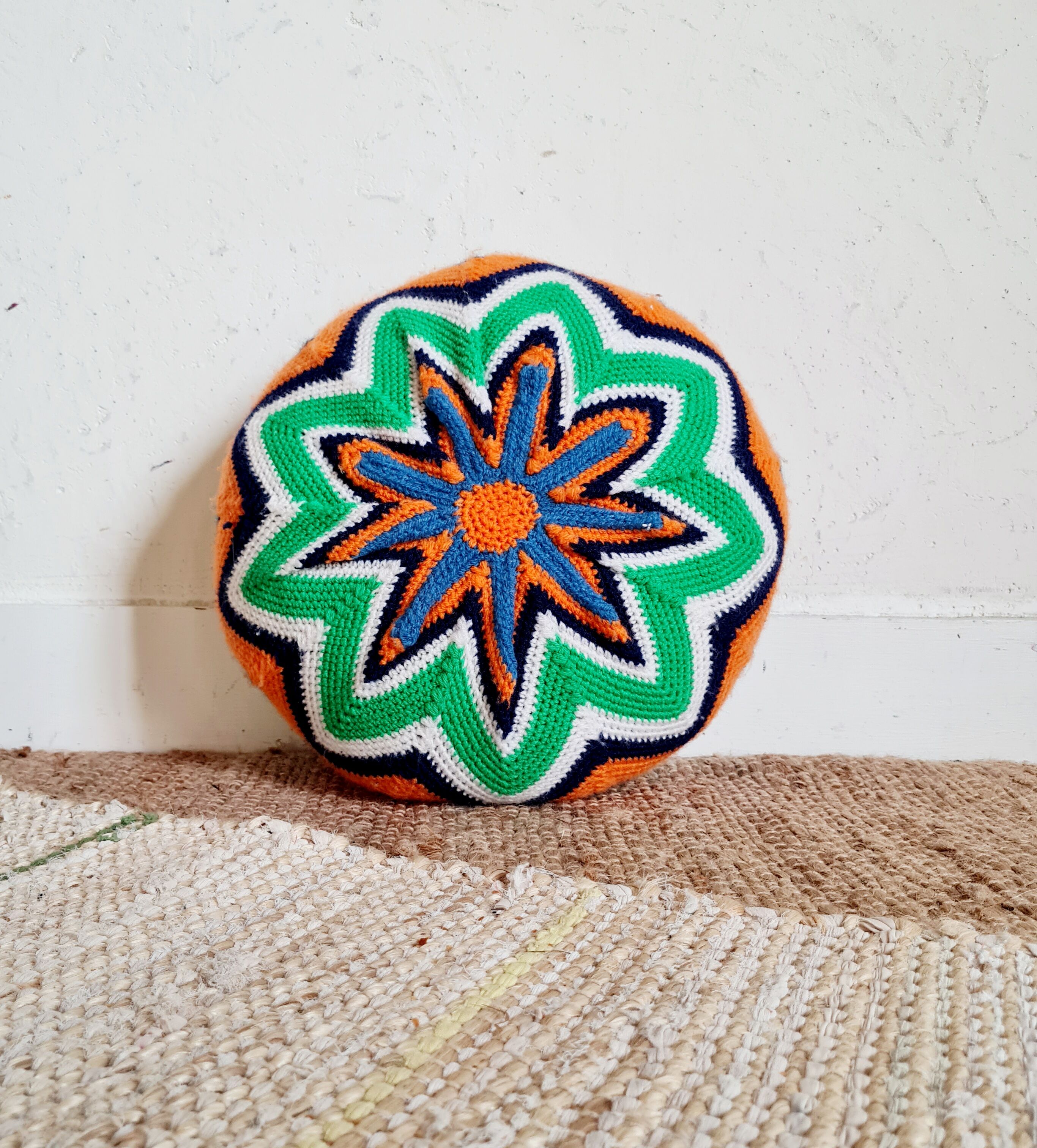 Round cushion hook wool