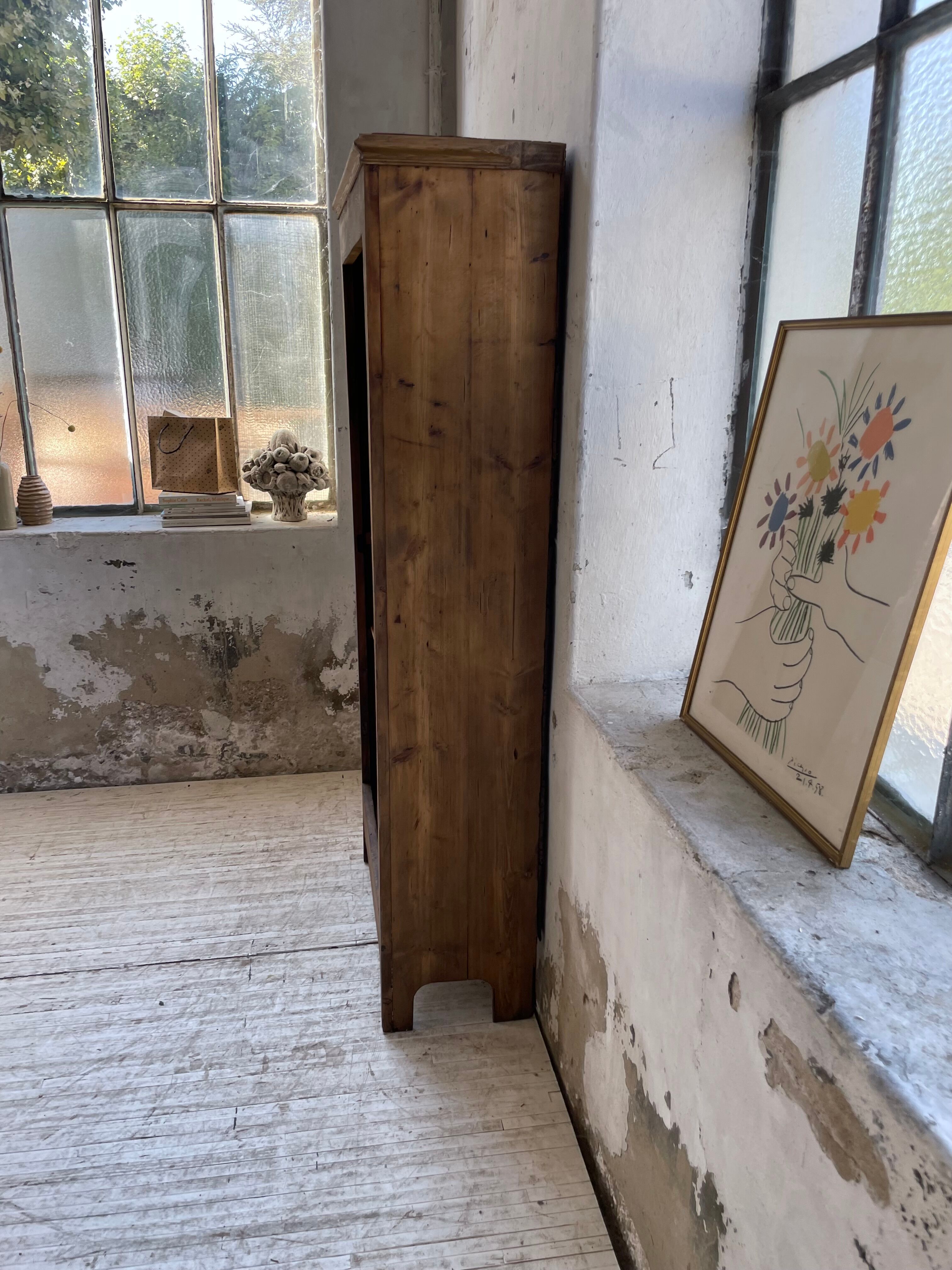 Library bonnetière pine